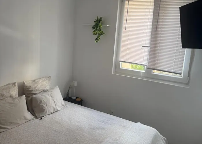 Privat Room In Private Security Residence With Free Parking, 1 Minute From Tramway, 9 Minutes From De Center, Accessible All Transports